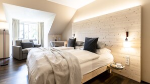 Family Triple Room | In-room safe, desk, laptop workspace, blackout curtains - Feldmochinger Hof (Munich)