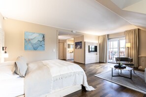 Luxury Studio Suite | In-room safe, desk, laptop workspace, blackout drapes - Feldmochinger Hof (Munich)
