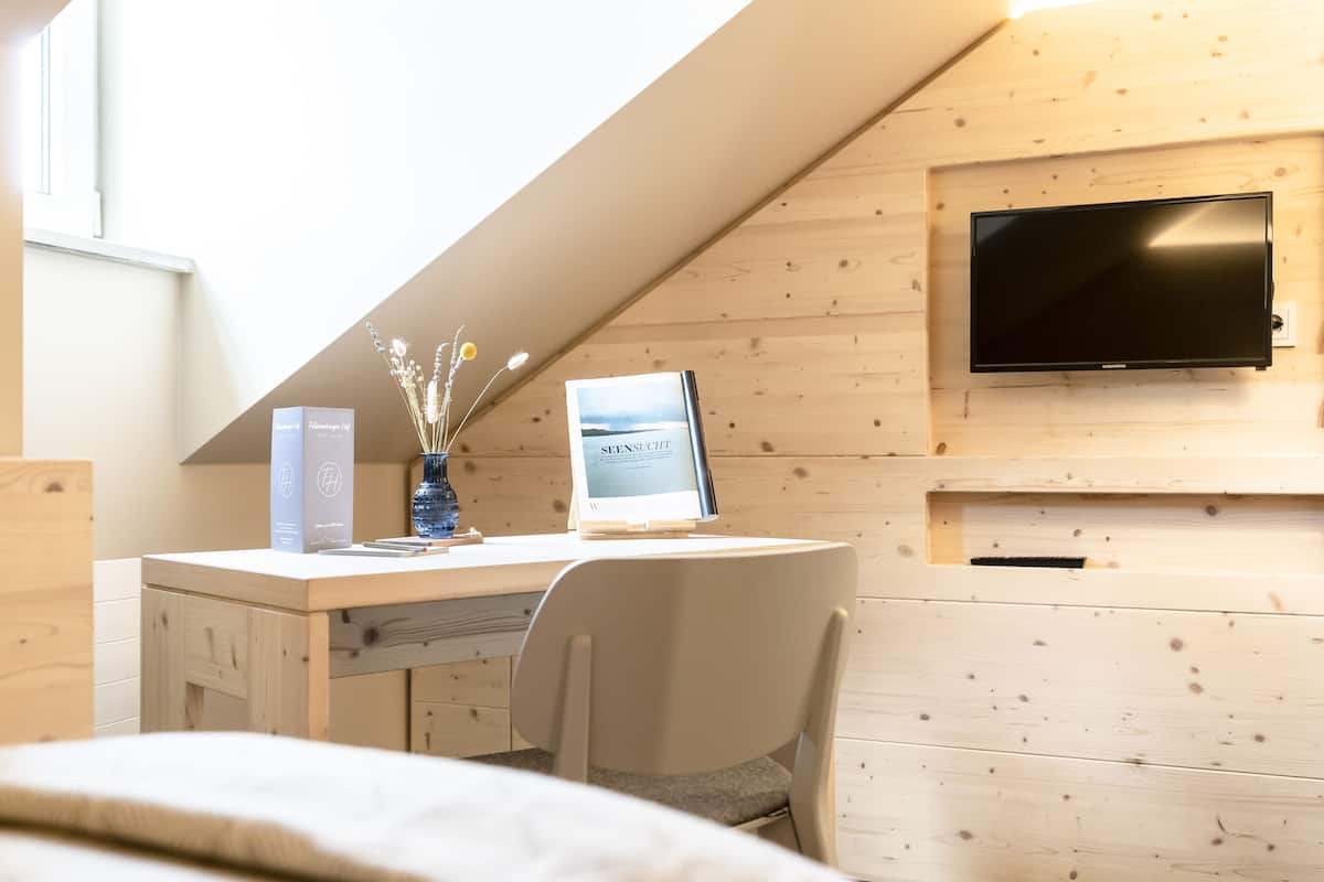 Basic Single Room | 1 bedroom, in-room safe, desk, laptop workspace
