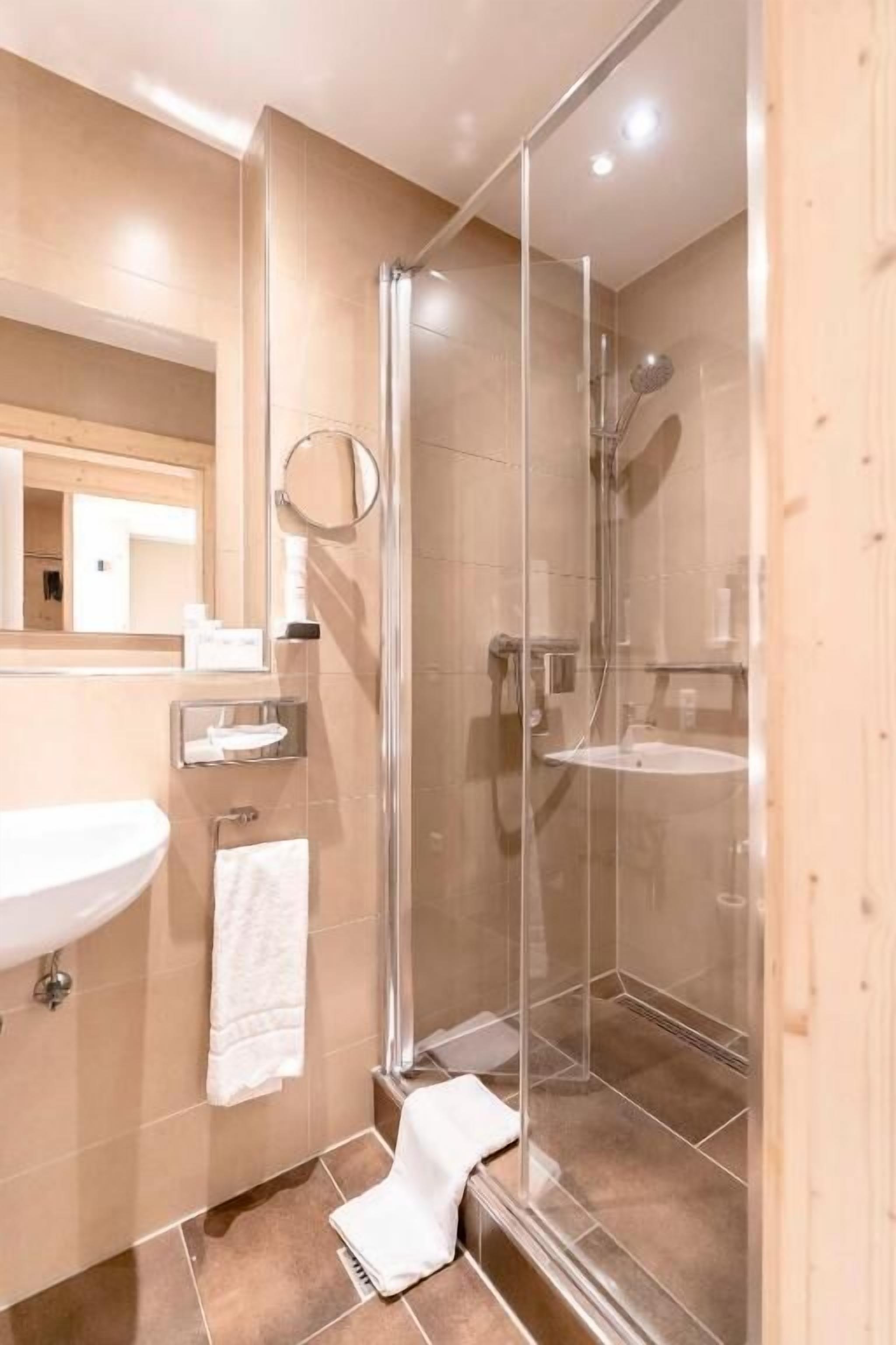 basic single room | bathroom | shower, free toiletries, hair dryer, slippers