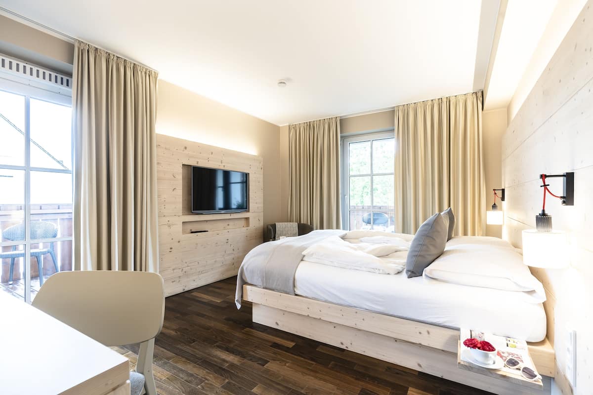 Deluxe Double Room, Balcony | 1 bedroom, in-room safe, desk, laptop workspace