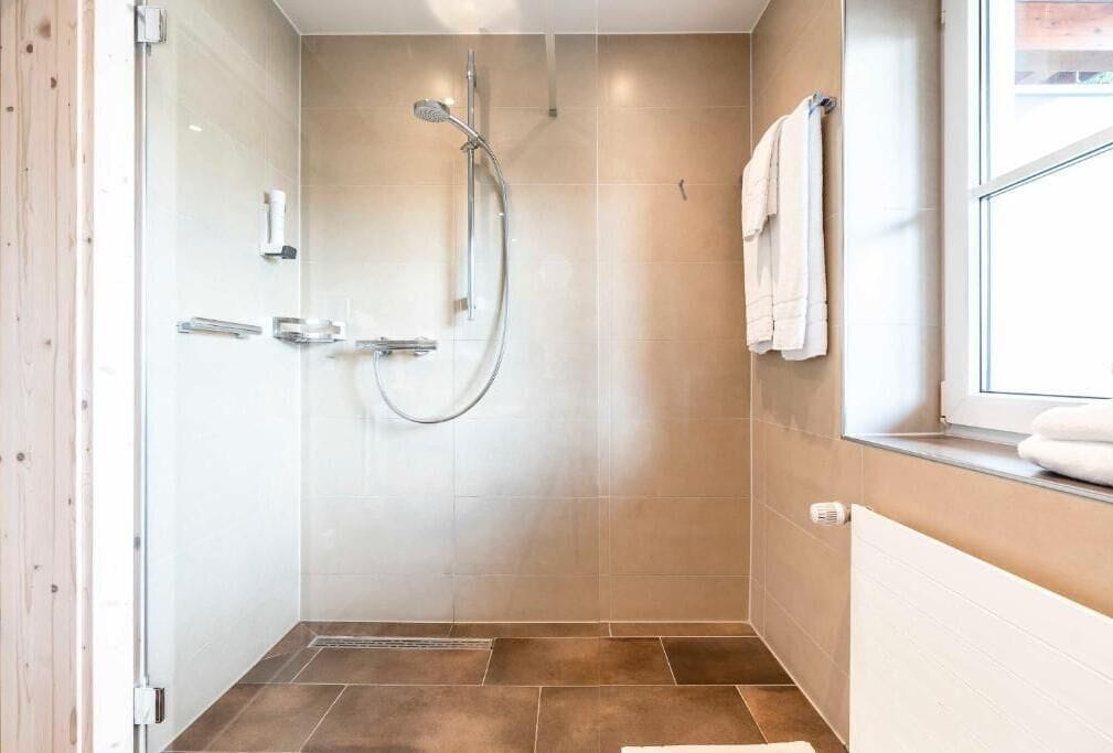 deluxe double room, balcony | bathroom | shower, free toiletries, hair dryer, slippers