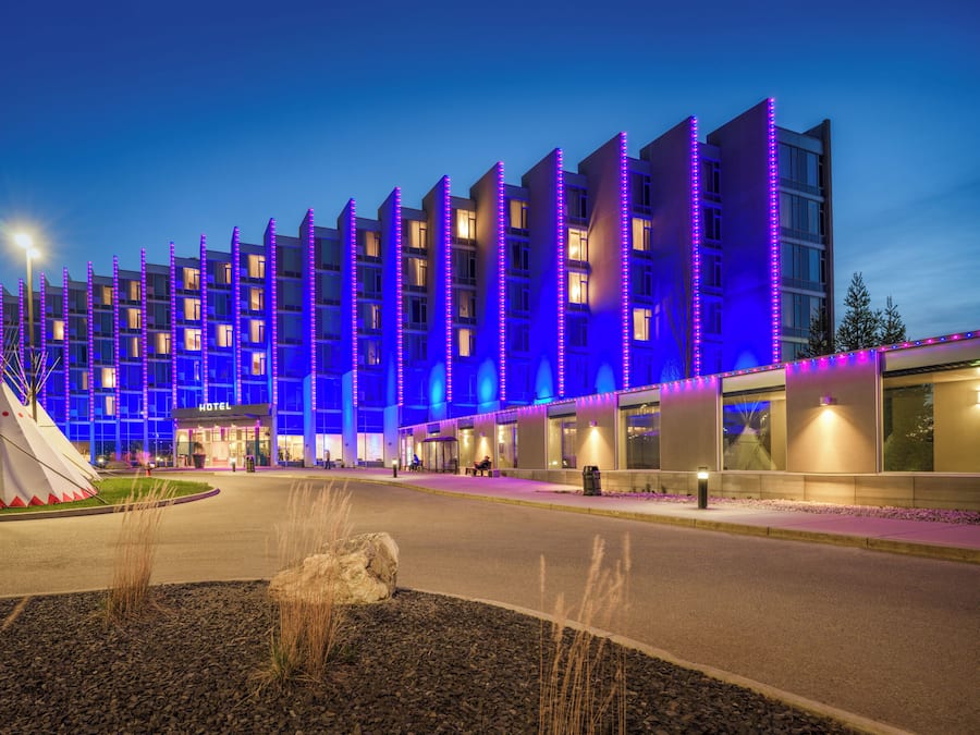 Majoituspaikan julkisivu illalla/yöllä