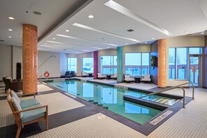 Piscina coperta, lettini