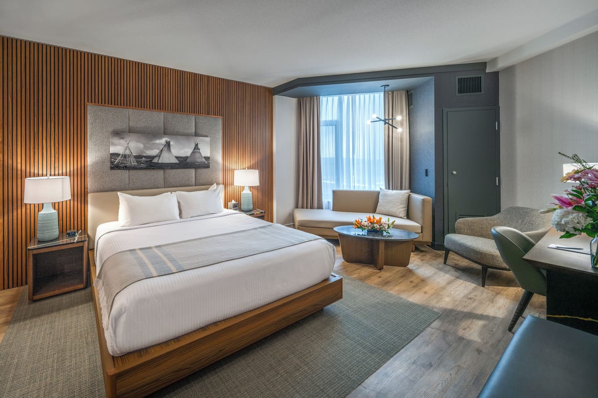 أغطية فراش متميزة وأسرّة بطبقة علوية مريحة وميني بار وخزنة داخل الغرفة