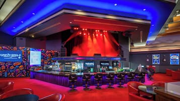 3 bars/lounges