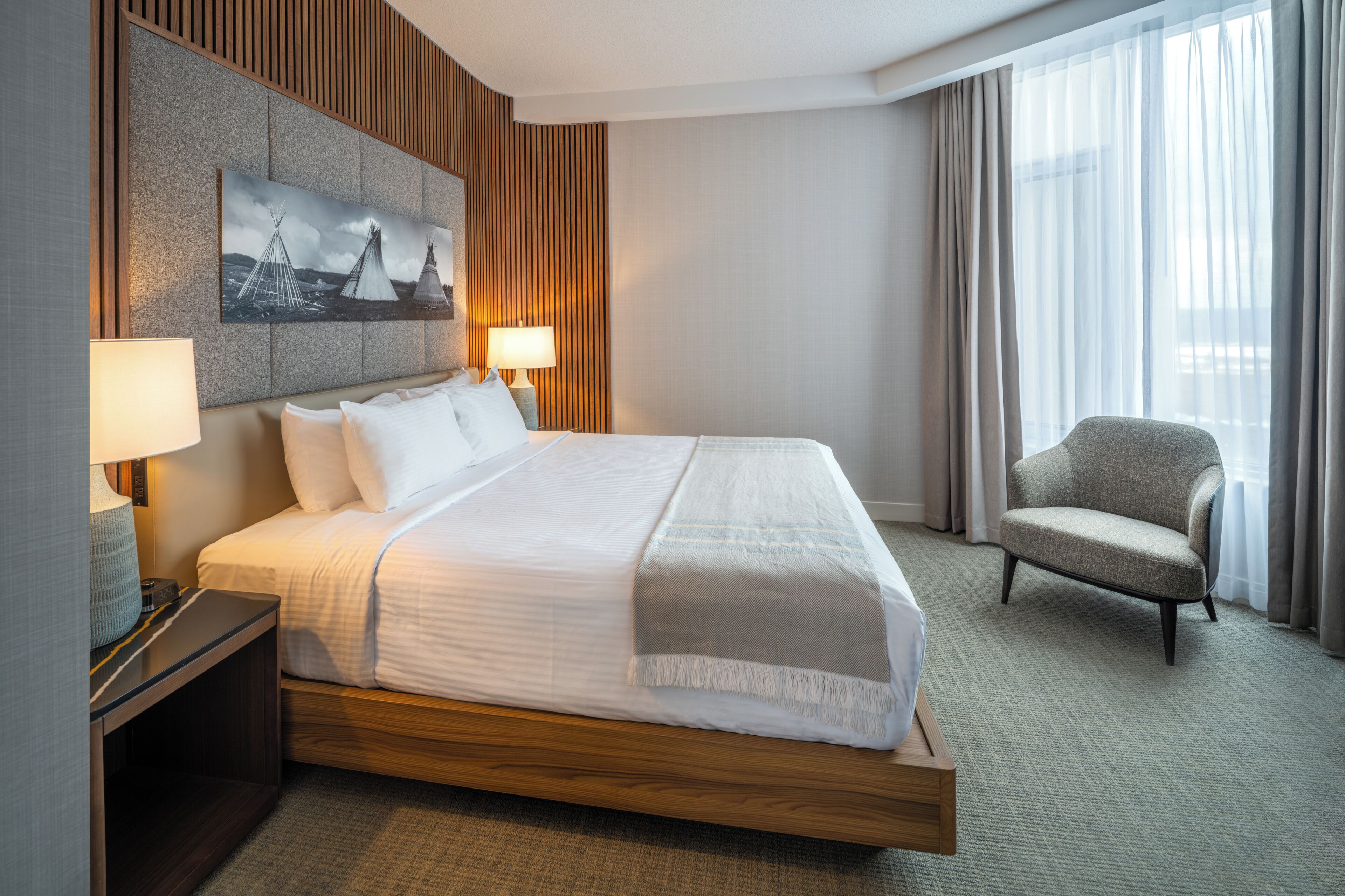 غرفة بريمير - سرير ملكي | أغطية فراش متميزة وأسرّة بطبقة علوية مريحة وميني بار وخزنة داخل الغرفة