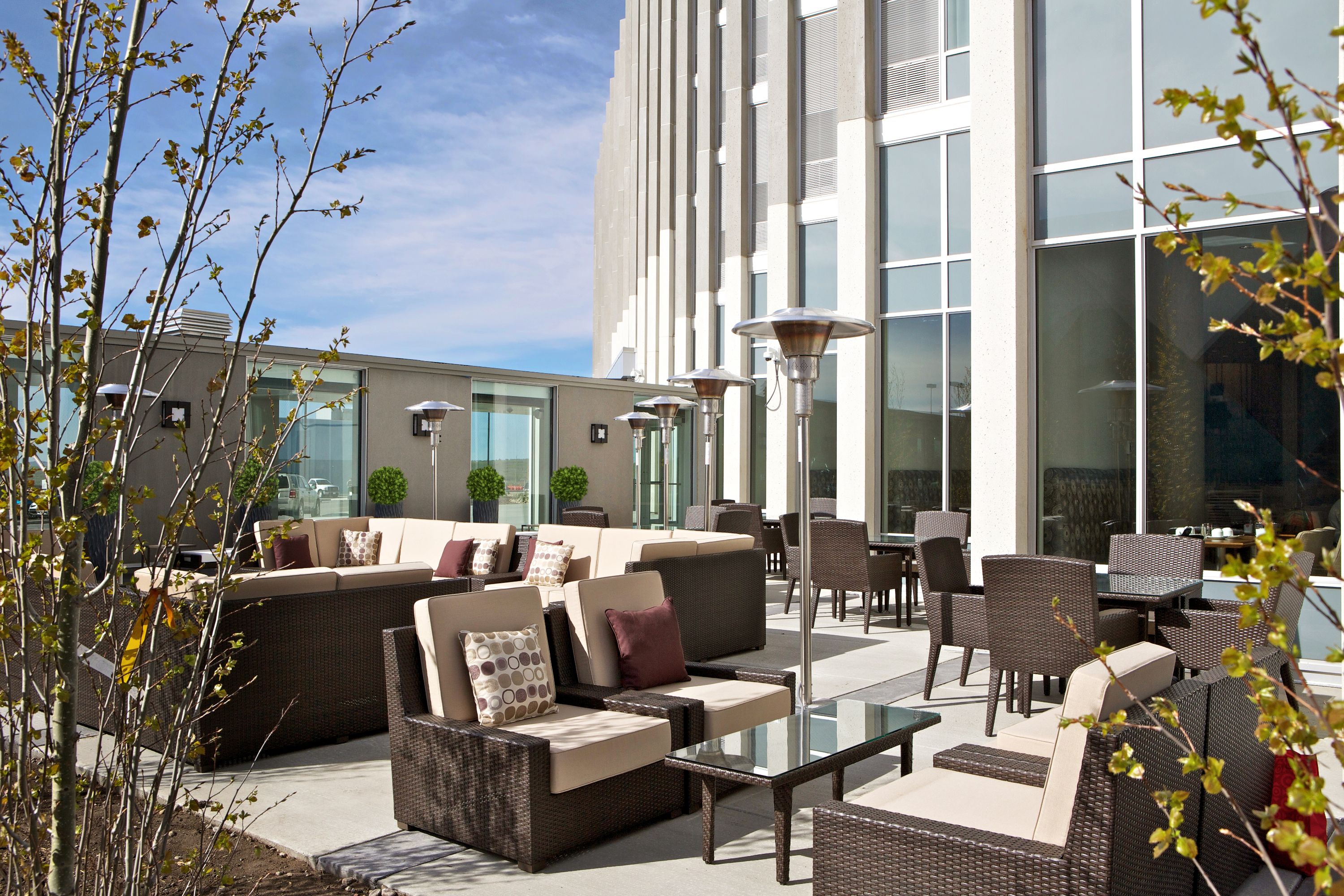 2 か所のレストラン、ランチに営業