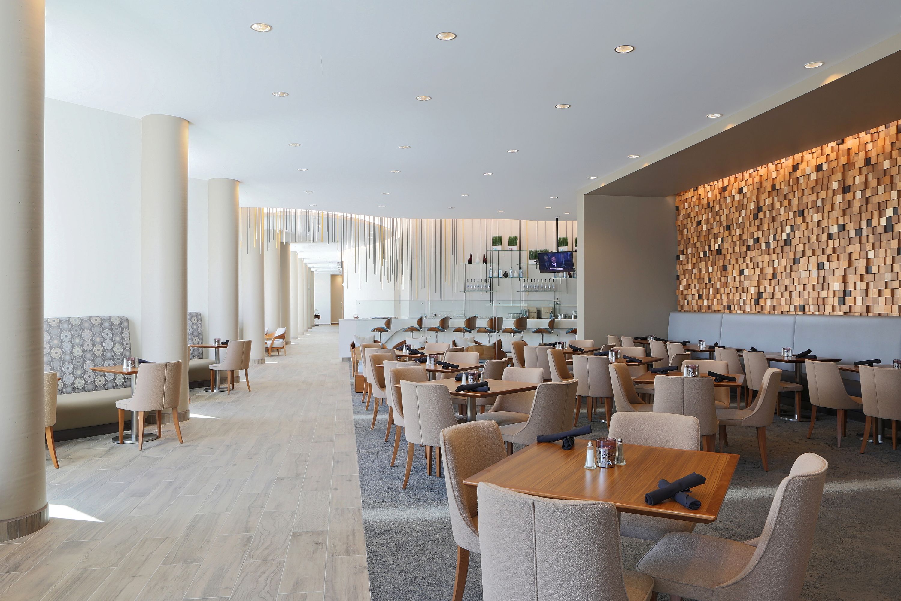 2 ห้องอาหาร, บริการอาหารกลางวัน