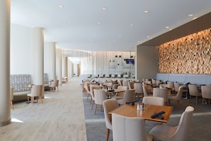 2 restaurants, lunch served