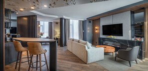 أغطية فراش متميزة وأسرّة بطبقة علوية مريحة وميني بار وخزنة داخل الغرفة