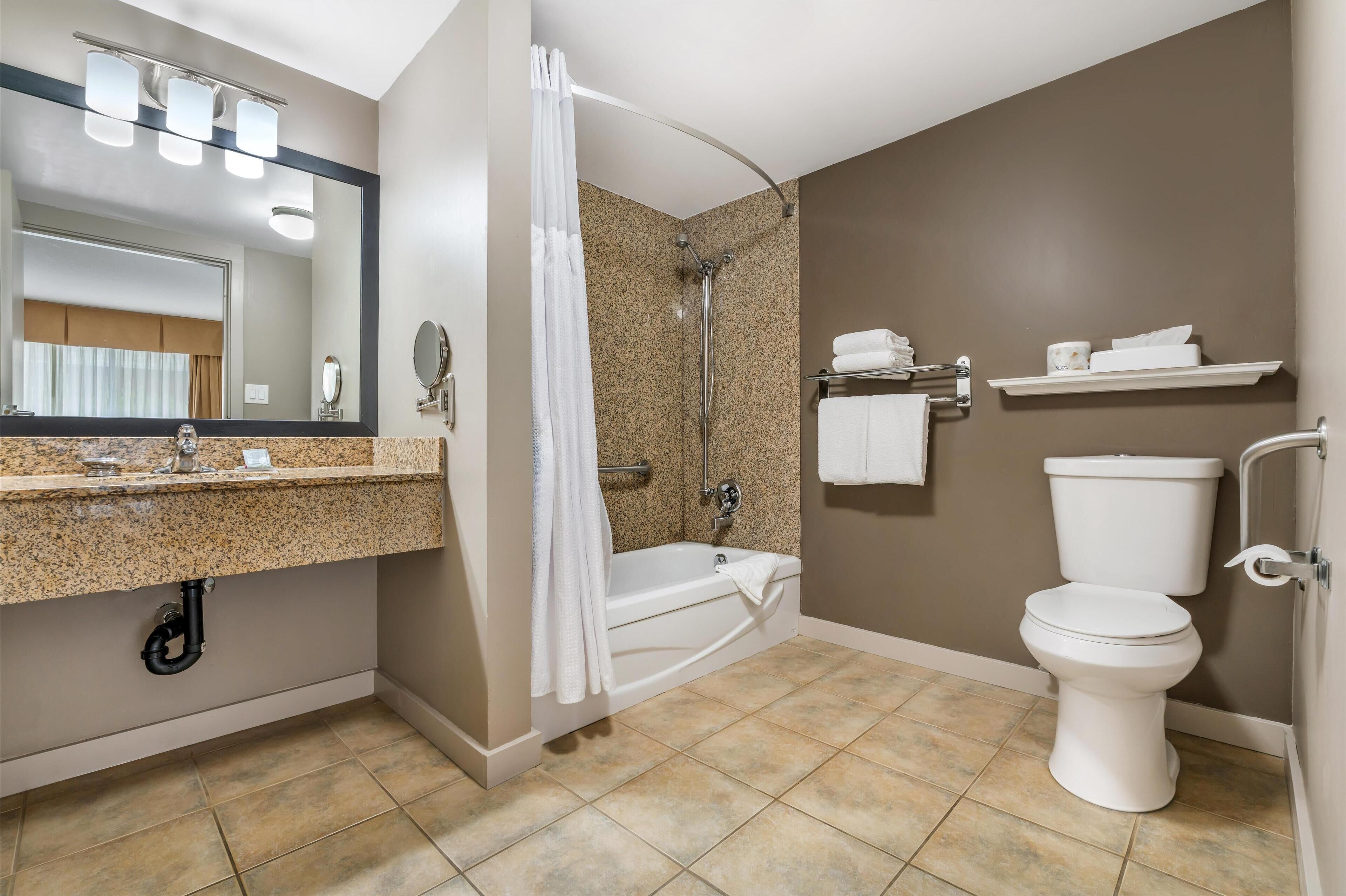 standard room, 1 king bed, non smoking, balcony | bathroom | combined shower/bathtub, free toiletries, hair dryer, towels