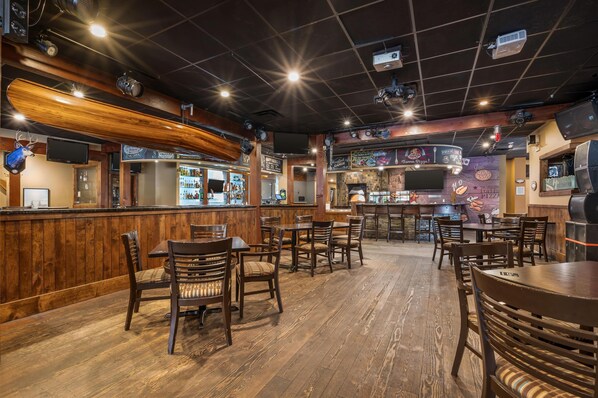 3 bars/lounges, pub