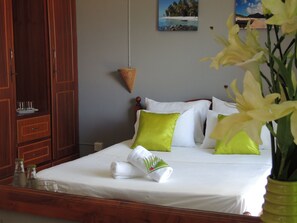 Apartamento, 2 quartos, vista para a piscina | Roupas de cama premium, cofres nos quartos, escrivaninha