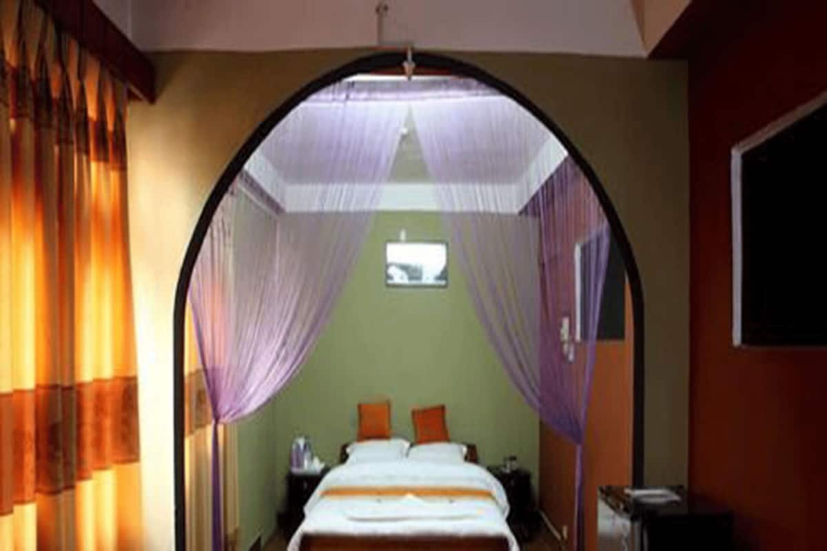 Basic Room, 3 Twin Beds, Non Smoking | In-room safe, soundproofing, free WiFi