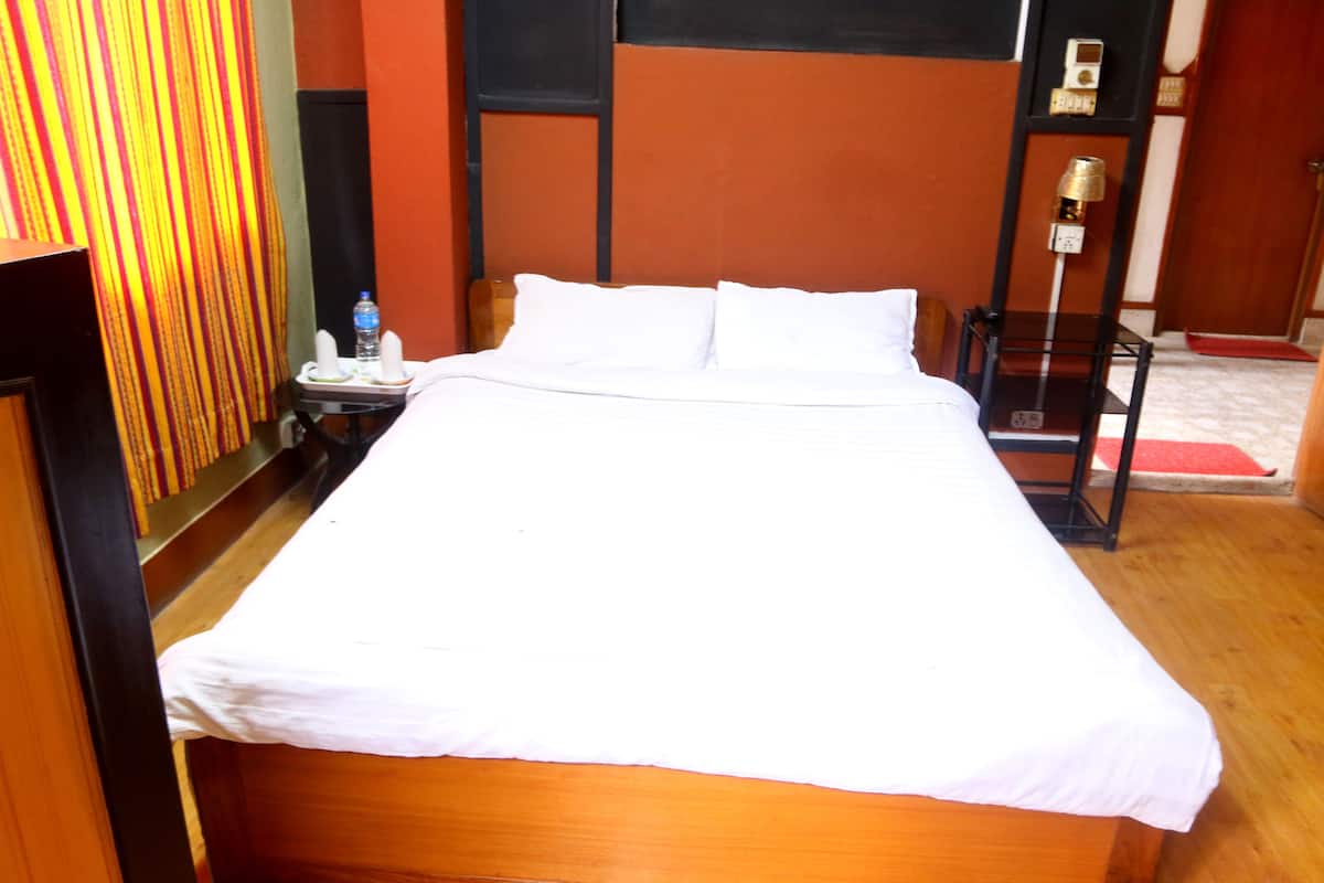 Standard Room, 1 Double Bed, Non Smoking | In-room safe, soundproofing, free WiFi