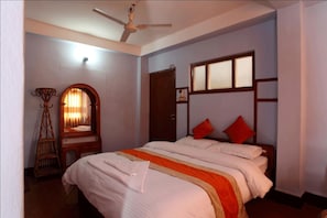 Shower, free toiletries, slippers, towels - Chillout Resort (Kathmandu)