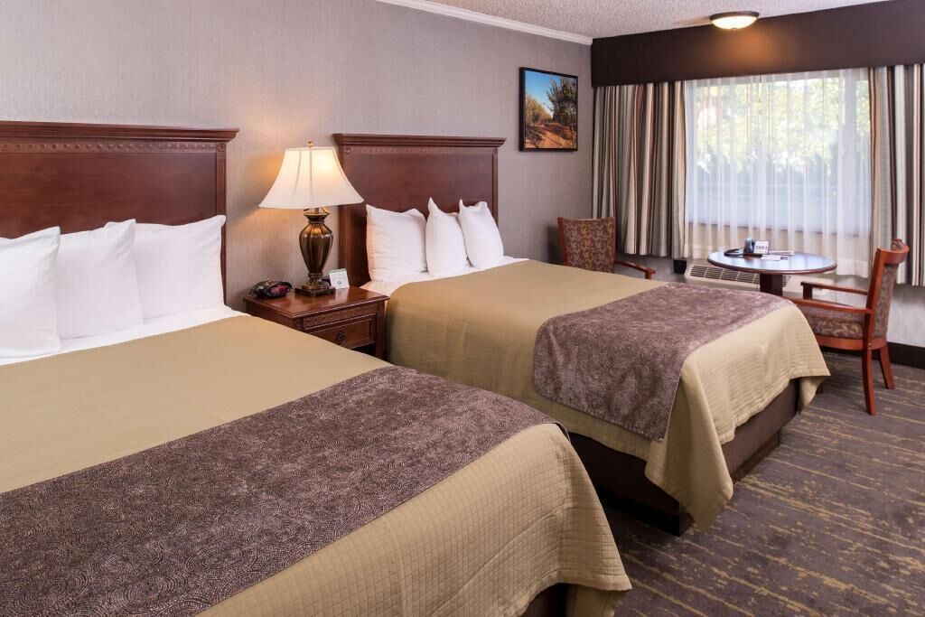 Camas con pillow-top, decoración personalizada y muebles diferentes 