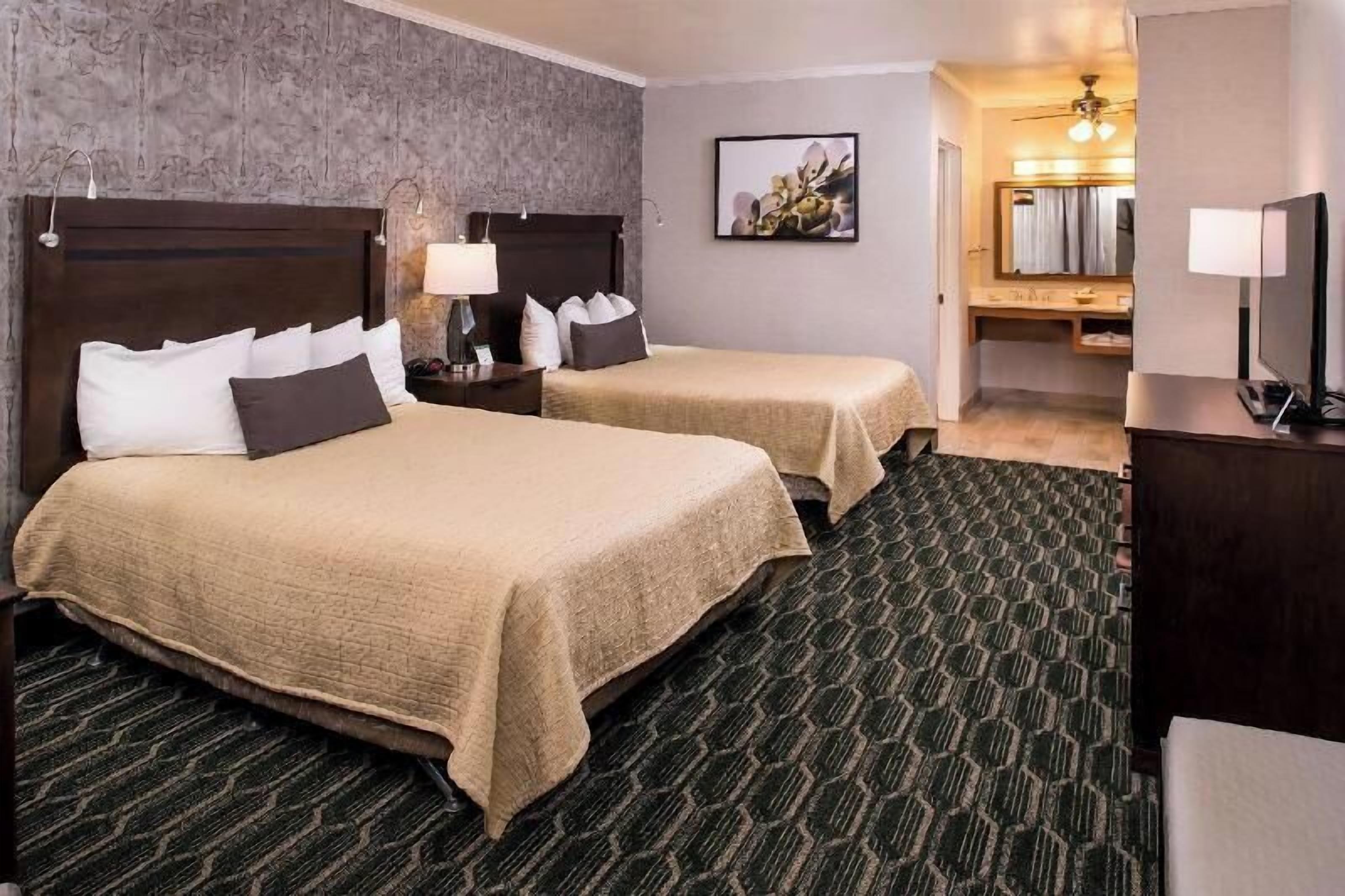 Camas con pillow-top, decoración personalizada y muebles diferentes 