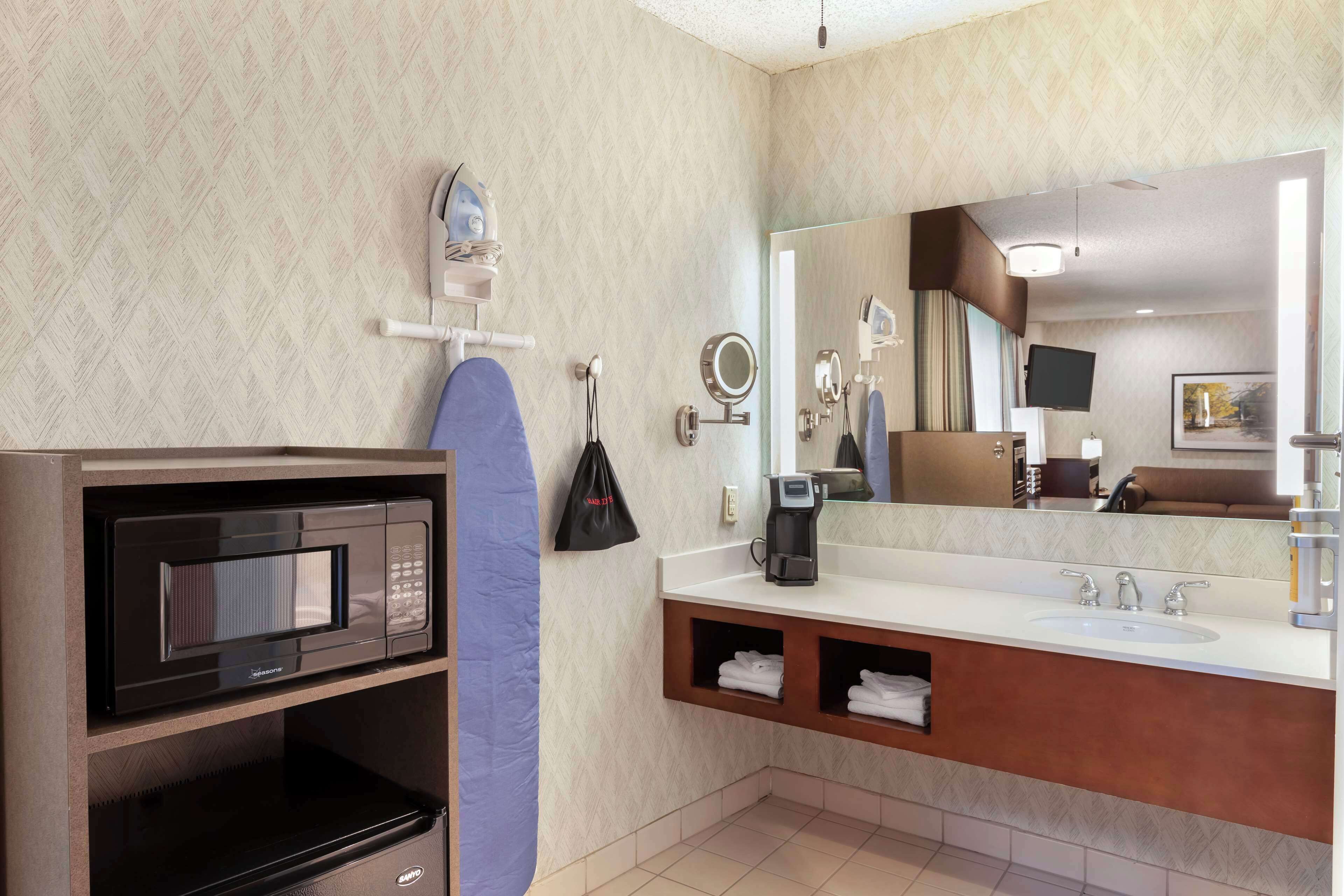 Standard Room, 2 Double Beds, Non Smoking, Refrigerator & Microwave | Bathroom