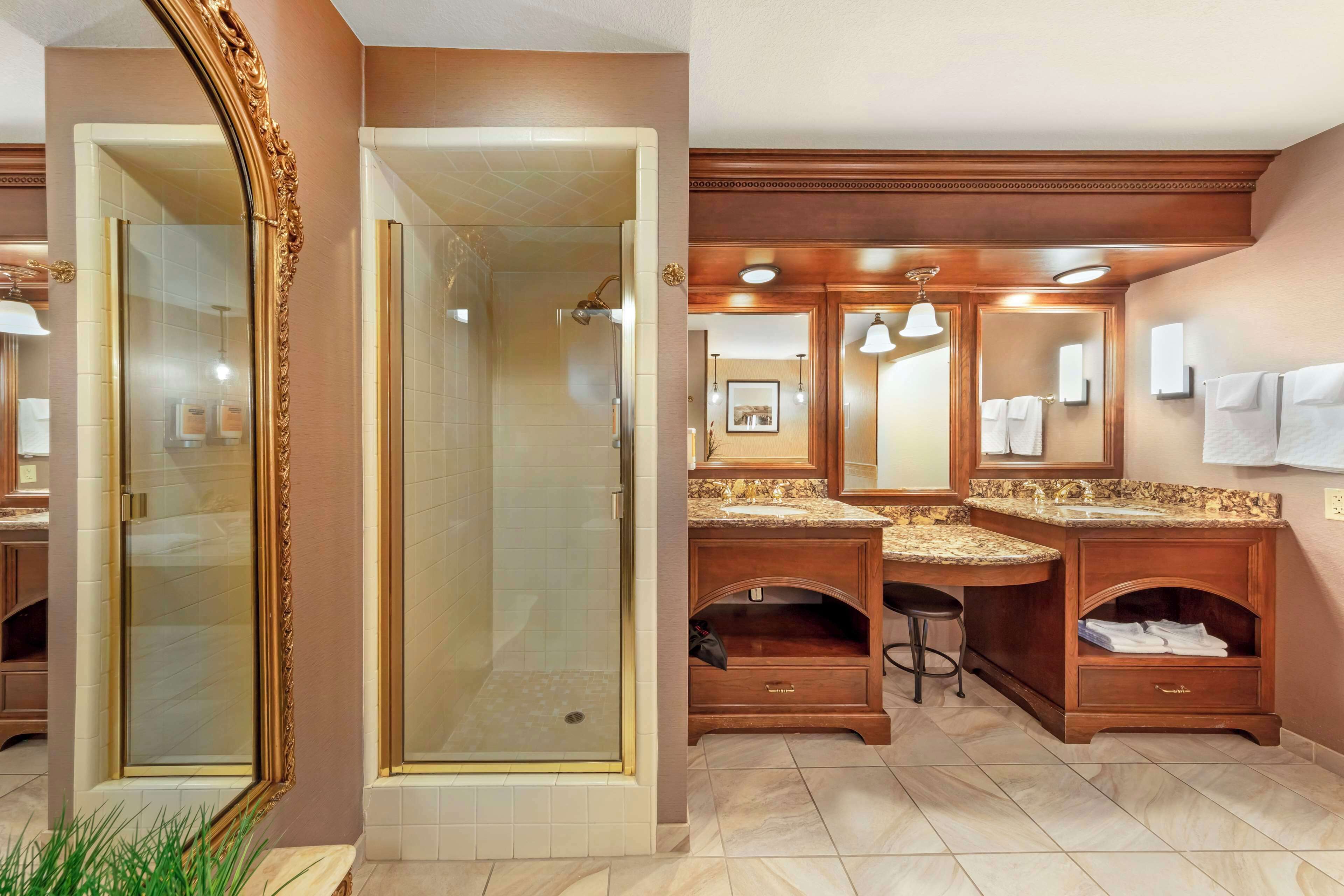 romantic room, 1 king bed, non smoking, jetted tub | bathroom | combined shower/bathtub, hydromassage showerhead