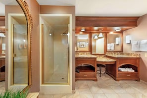 Romantic Room, 1 King Bed, Non Smoking, Jetted Tub | Bathroom | Combined shower/bathtub, hydromassage showerhead - Best Western Plus Black Oak (Paso Robles)
