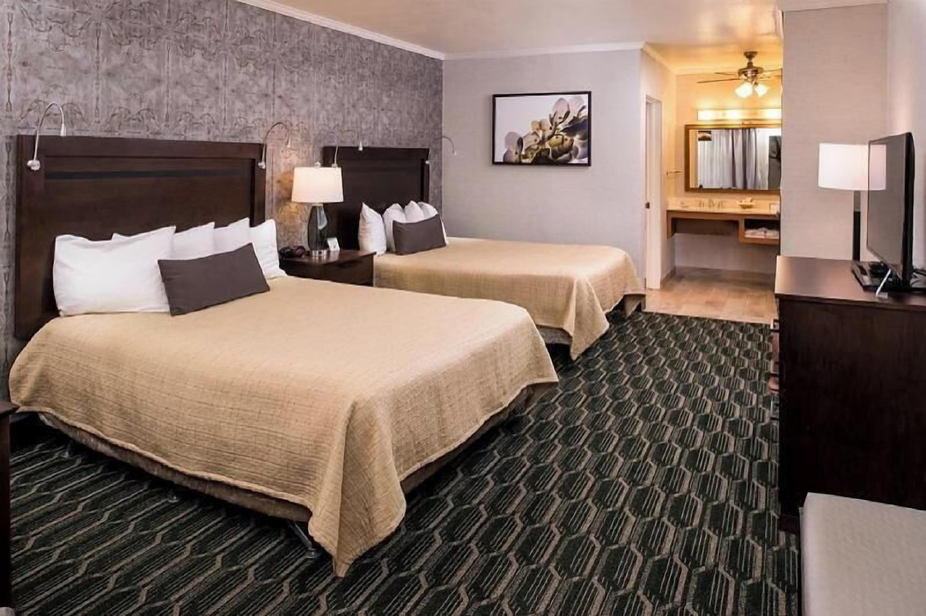 Camas con pillow-top, decoración personalizada y muebles diferentes 