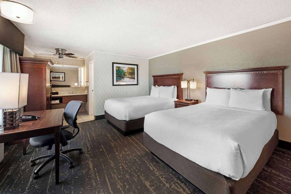 Pillowtop-bedden, een laptopwerkplek, verduisterende gordijnen