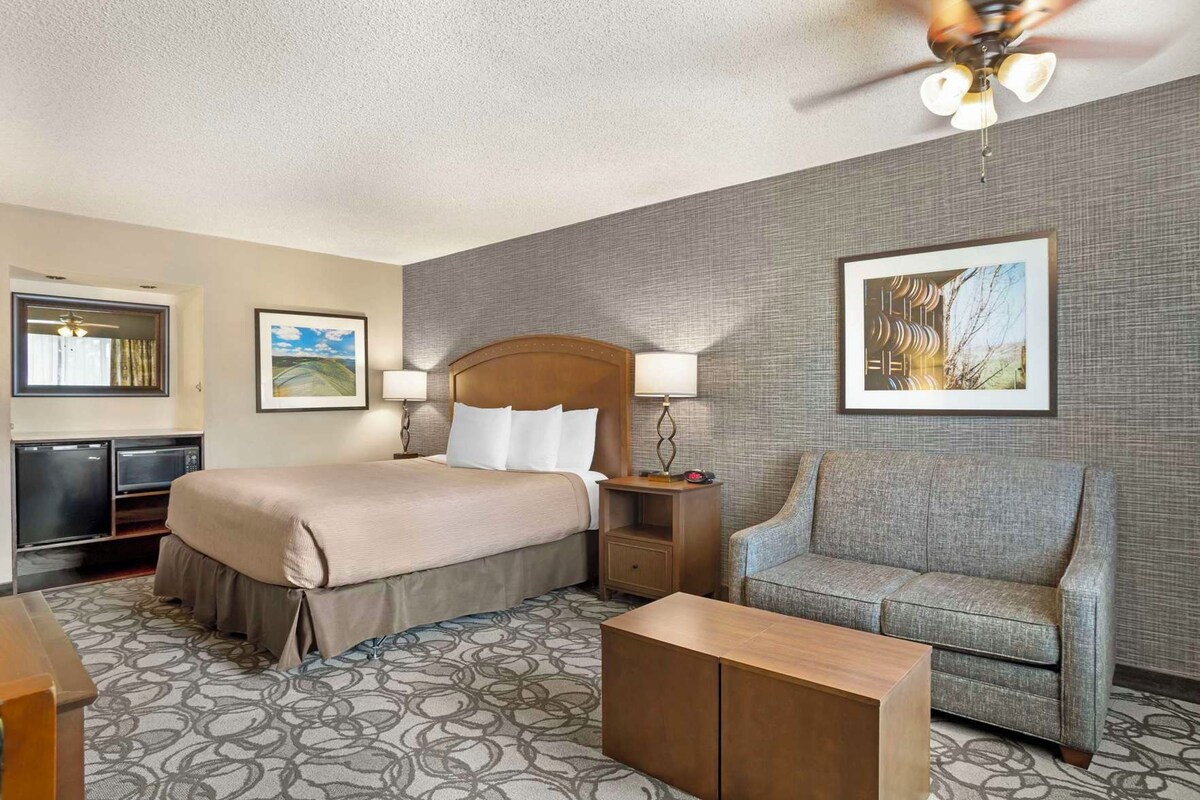 Pillowtop beds, laptop workspace, blackout drapes, iron/ironing board