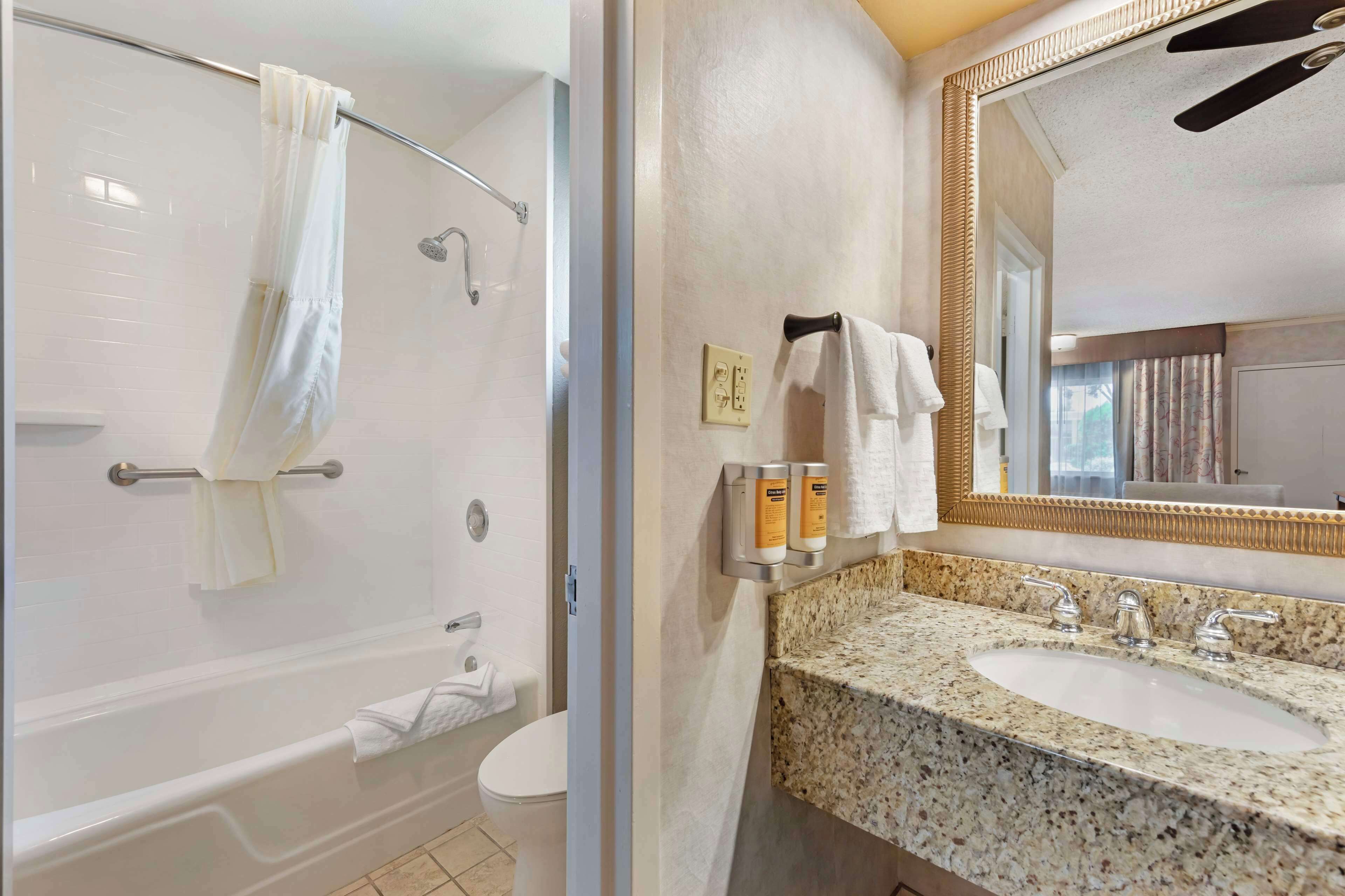 combined shower/bathtub, hydromassage showerhead