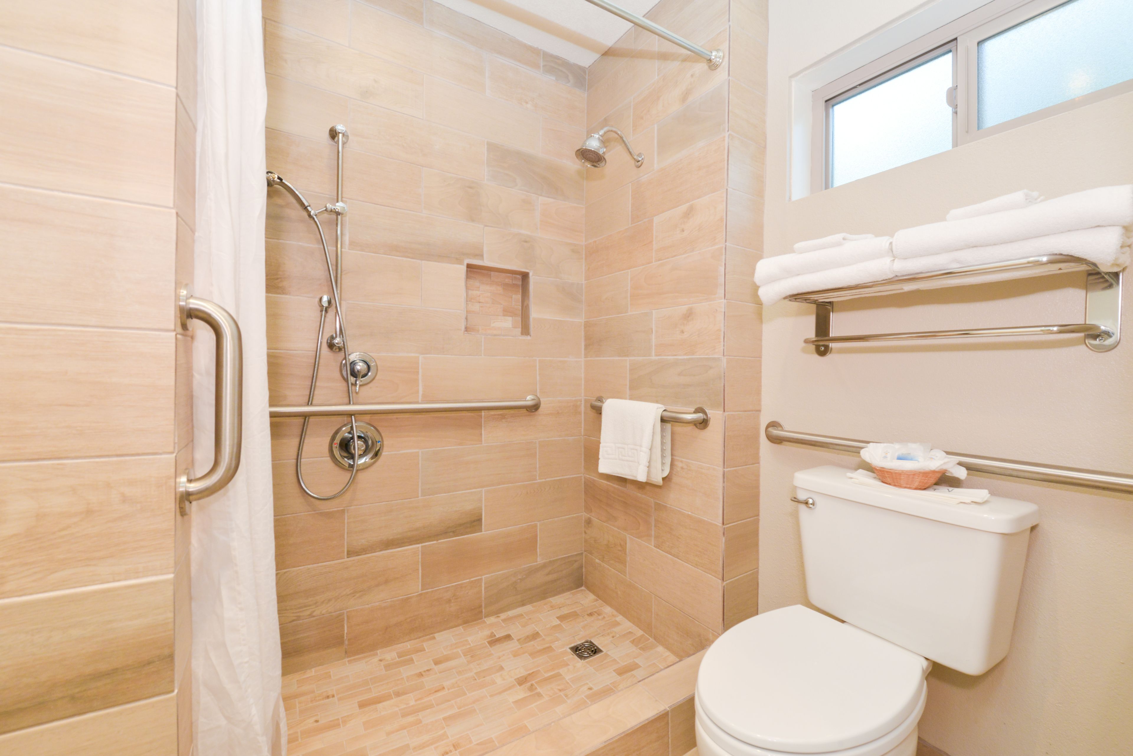 Habitación estándar, 2 camas Queen size, con acceso para personas discapacitadas (Walk-in Shower) | Baño | Tina con regadera y regadera con hidromasaje 