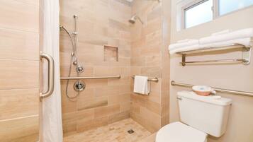 Habitación estándar, 2 camas Queen size, con acceso para personas discapacitadas (Walk-in Shower) | Baño | Tina con regadera y regadera con hidromasaje