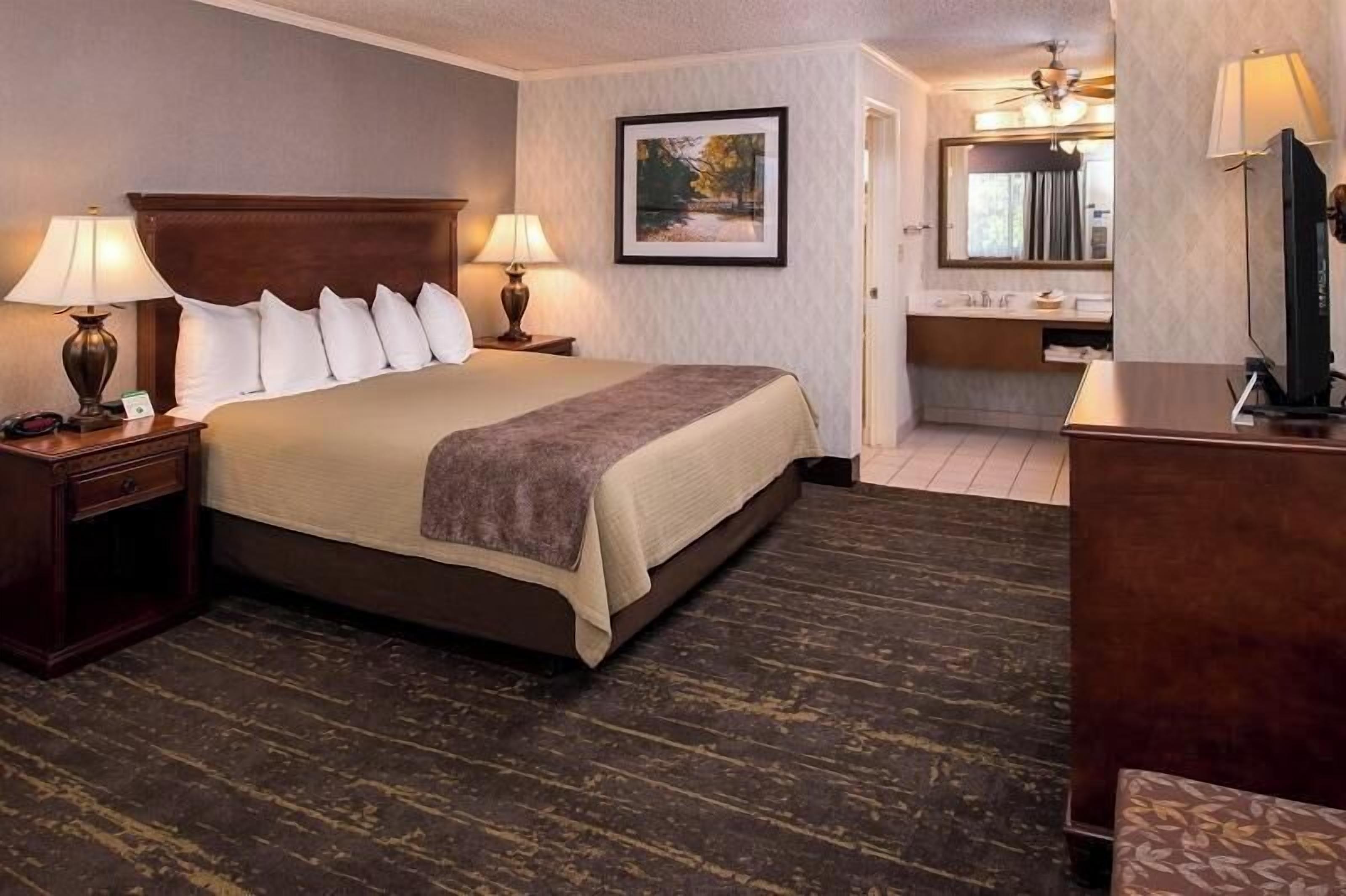 Camas con pillow-top, decoración personalizada y muebles diferentes 