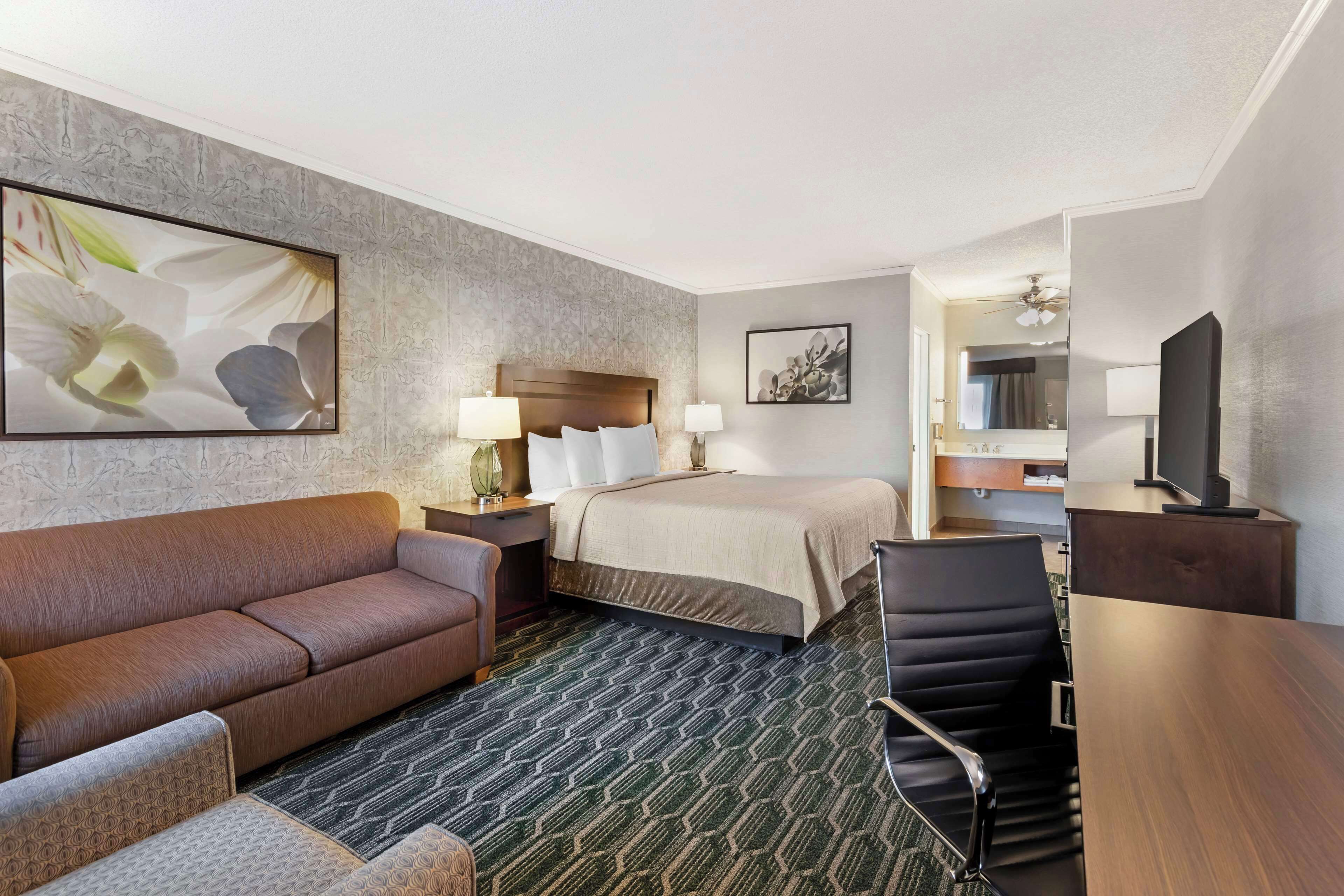 Pillow-top beds, individually decorated, individually furnished