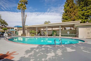 Outdoor pool, open 9:00 AM to 10:00 PM, pool umbrellas, pool loungers - Best Western Plus Black Oak (Paso Robles)