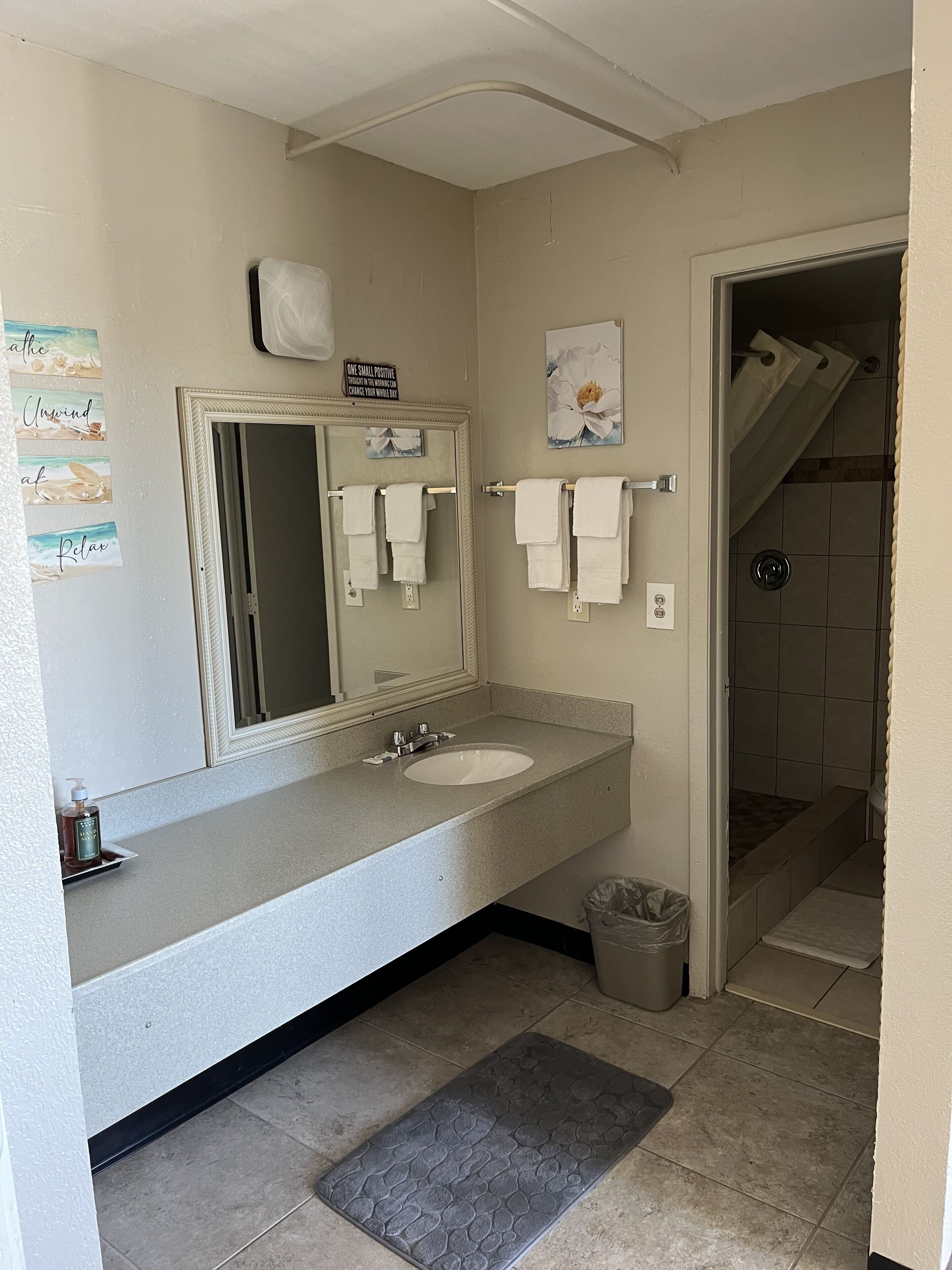 Standard Room, 1 King Bed, Non Smoking | Bathroom | Combined shower/tub, hair dryer, towels