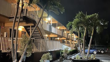 Fachada de la propiedad por la tarde o noche