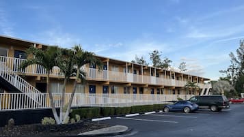 Fachada da propriedade à noite