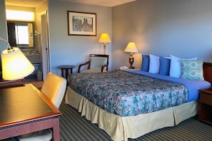 Room, 1 King Bed, Non Smoking | Iron/ironing board, bed sheets