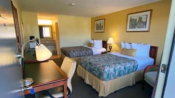 Quarto, 2 camas Queen, para não fumantes | Escrivaninha, ferros/tábuas de passar roupa, roupa de cama