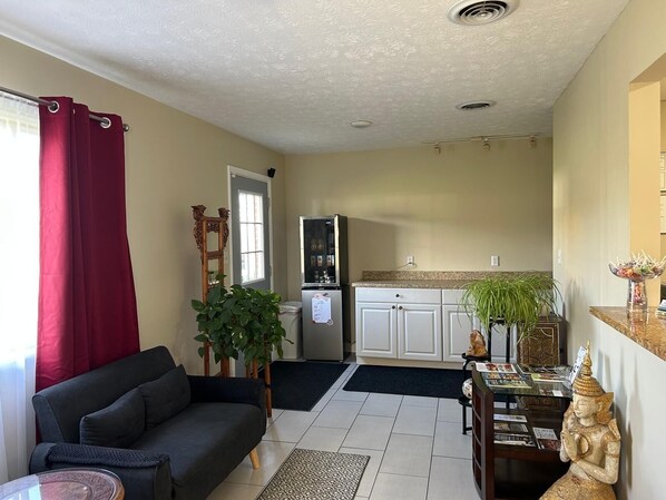 Lobby sitting area - Lake Logan Inn Capital O Ohio (Logan)