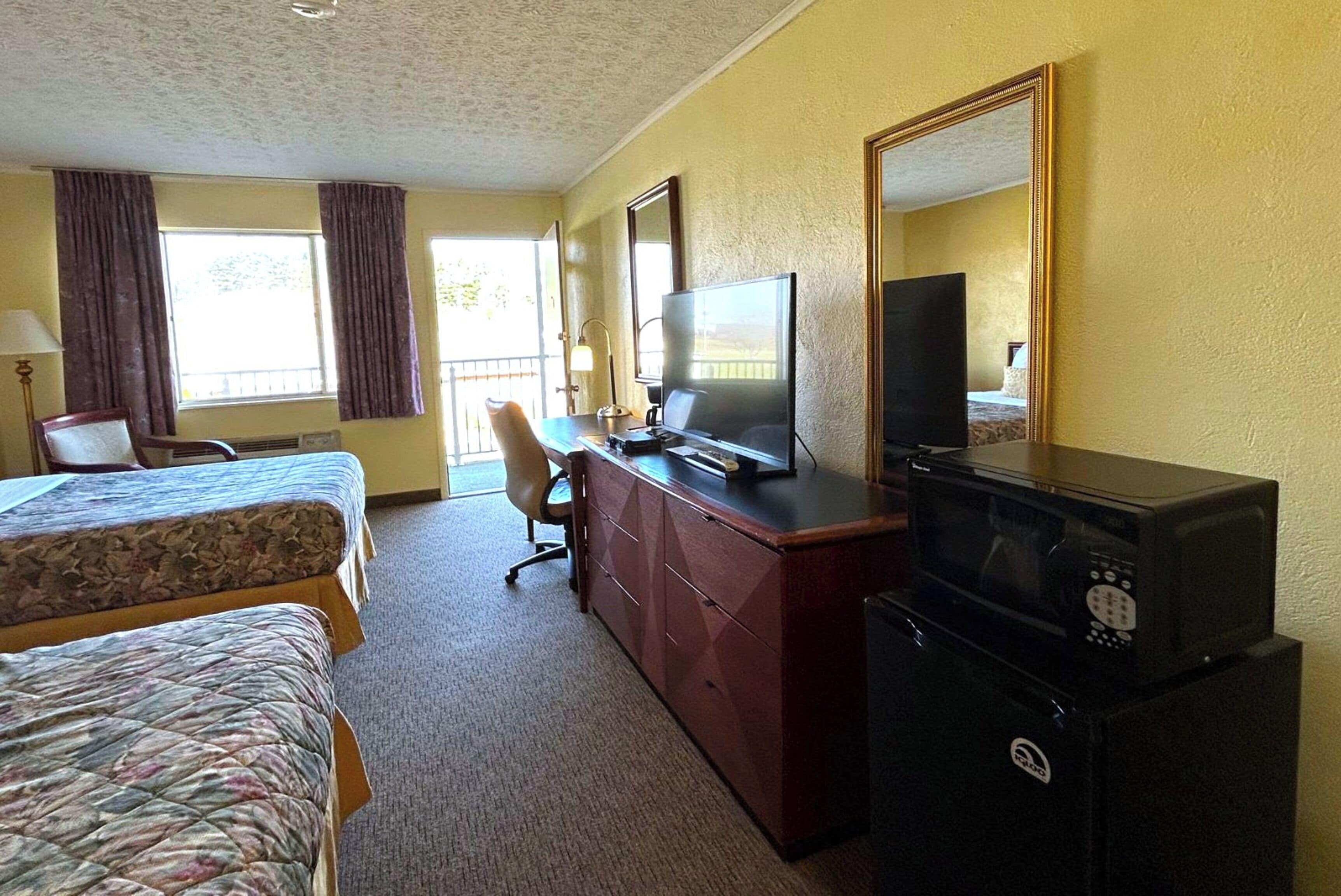 Kamer, 2 tweepersoonsbedden, niet-roken | Een bureau, een strijkplank/strijkijzer, beddengoed