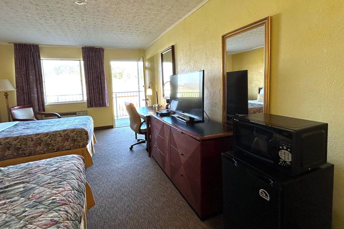 Kamer, 2 tweepersoonsbedden, niet-roken | Een bureau, een strijkplank/strijkijzer, beddengoed