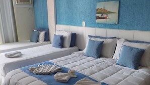 Una habitación de hotel con dos camas, un cuadro grande y una ventana con cortinas.