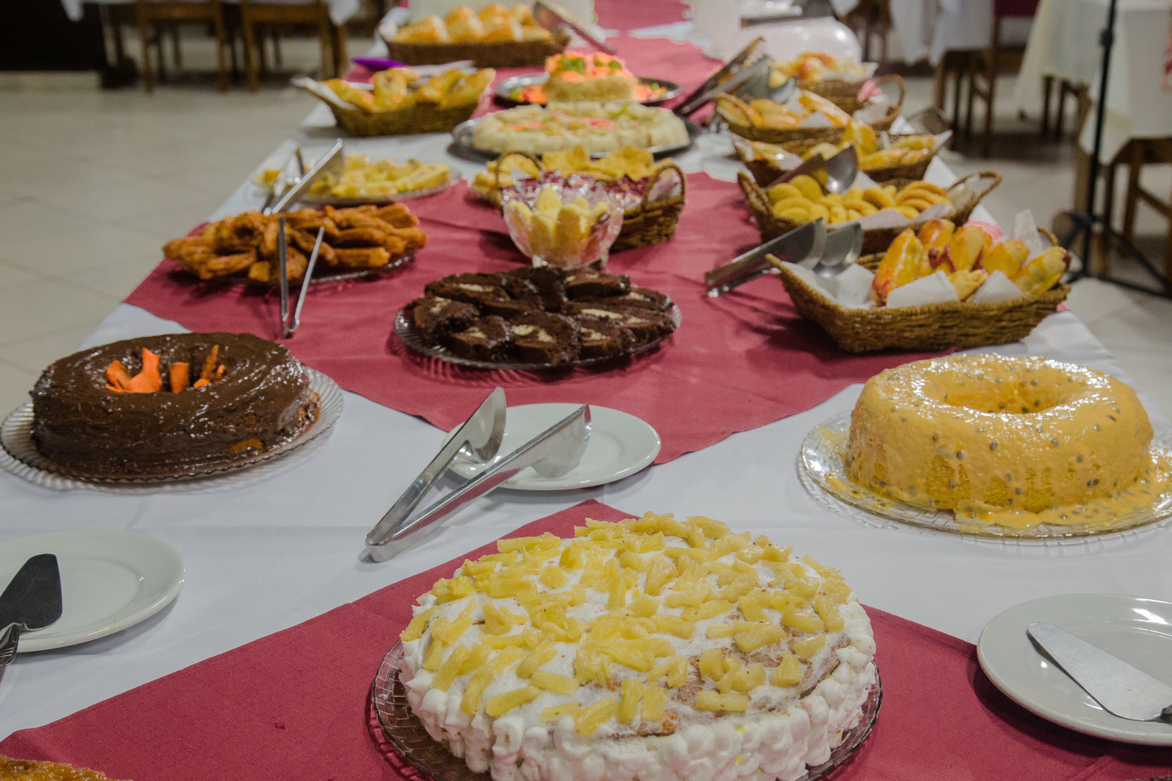 Une table de buffet proposant divers desserts, notamment des gâteaux et des tartes aux fruits.