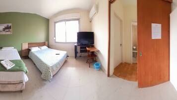 Quarto família, banheiro privativo | Escrivaninha, Wi-Fi de cortesia, roupa de cama