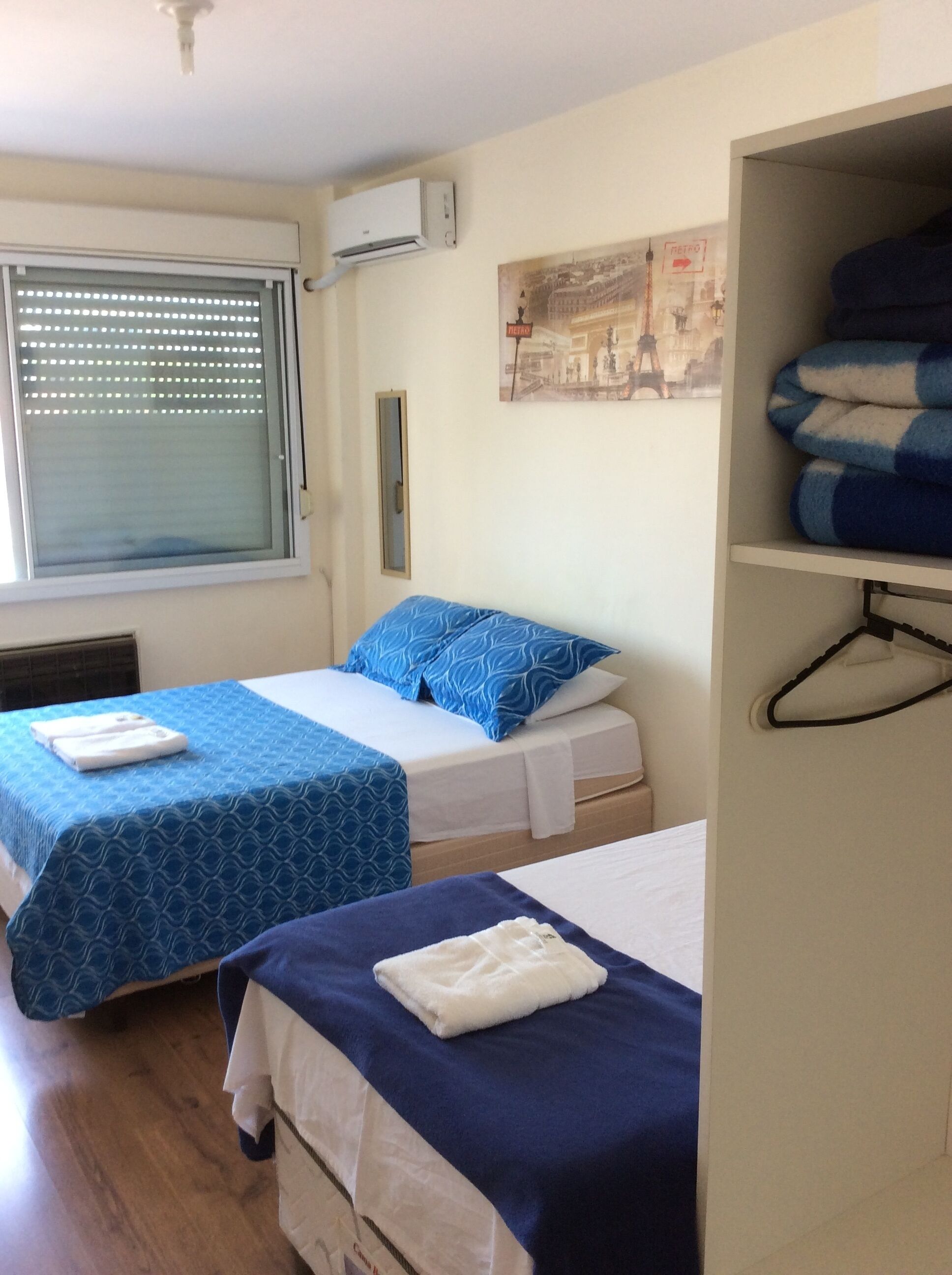 Quarto triplo, banheiro compartilhado | Escrivaninha, Wi-Fi de cortesia, roupa de cama