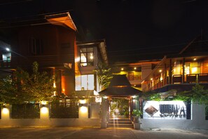 Façade de l’hébergement - soirée/nuit