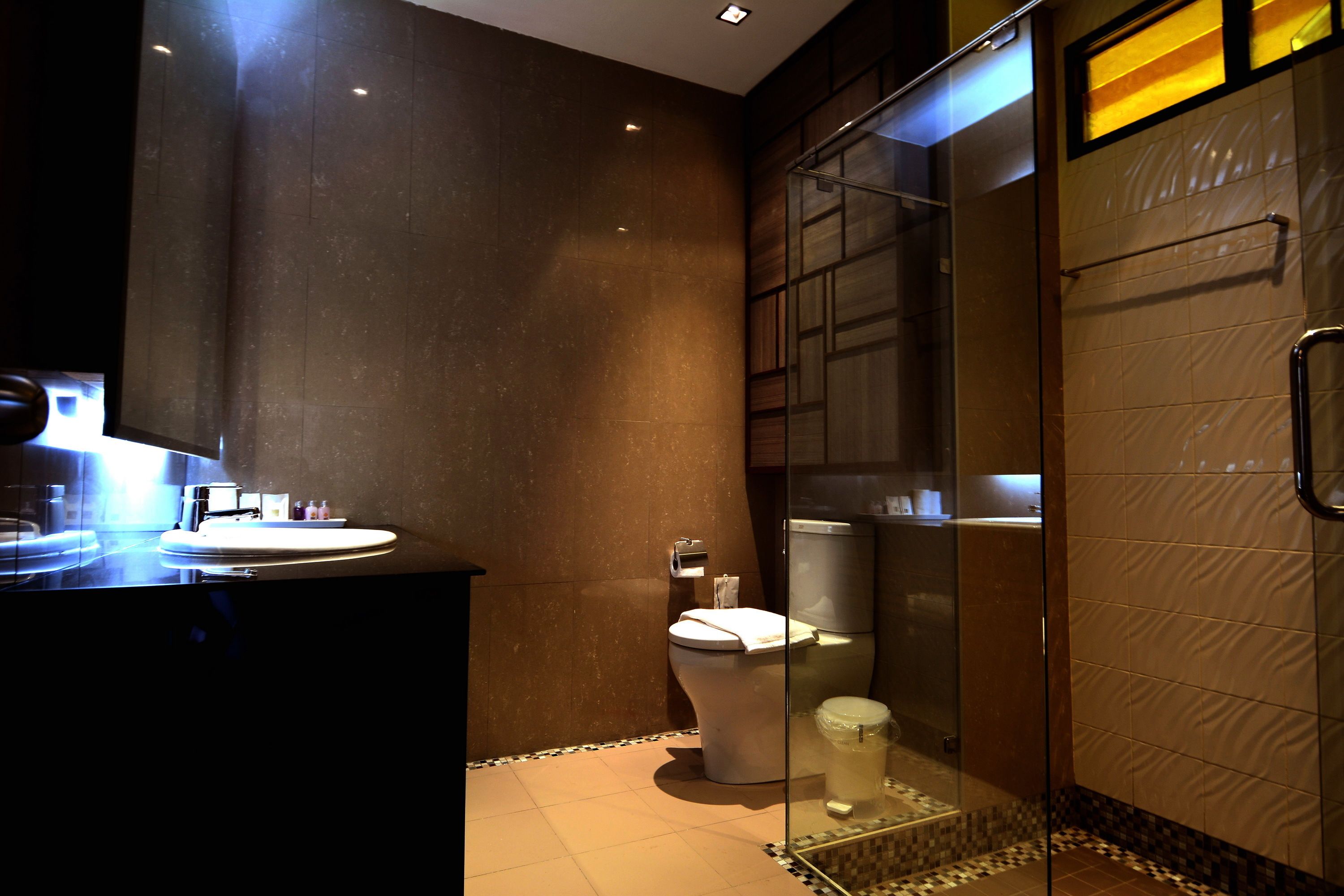 deluxe double room, 1 double bed | bathroom | shower, towels