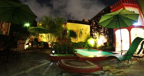 Una piscina al aire libre, sombrillas